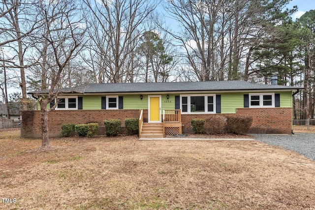 ranch-style house featuring a front lawn