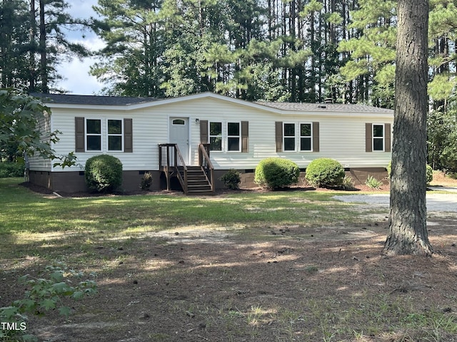 manufactured / mobile home with a front yard