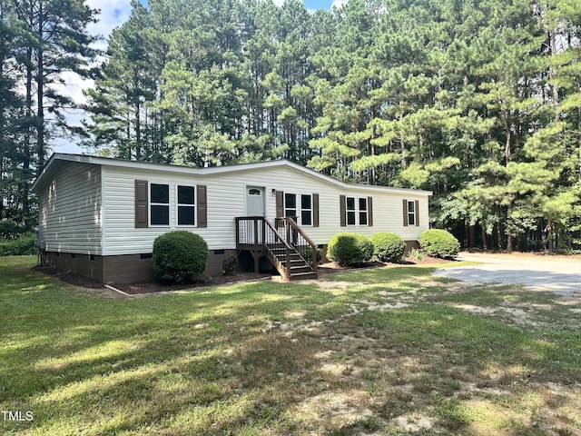 manufactured / mobile home featuring a front lawn