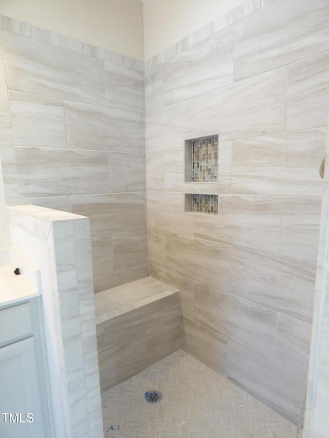 bathroom featuring a tile shower