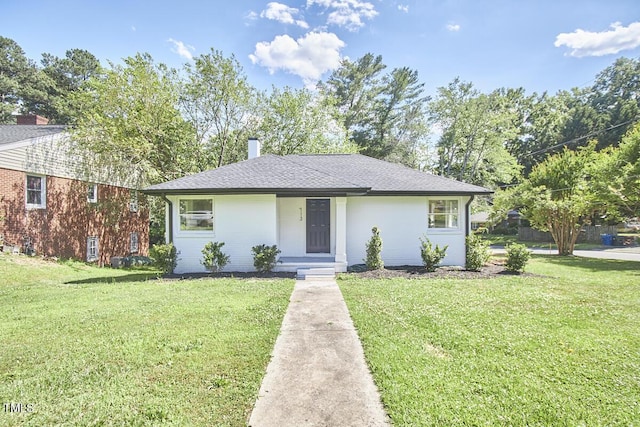 view of front of property featuring a front lawn