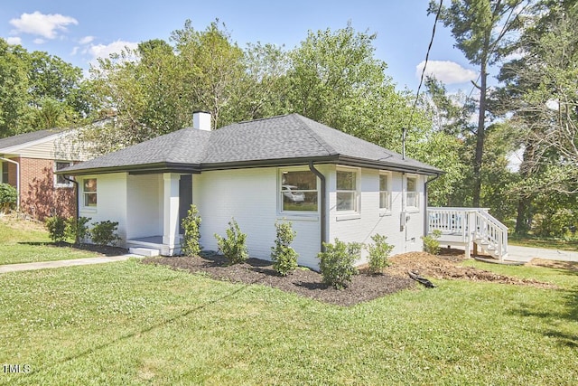 view of front of home featuring a front lawn