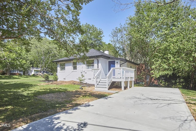 view of front of house with a front yard