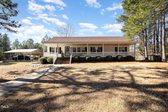 view of front facade featuring a carport, covered porch, and a front lawn