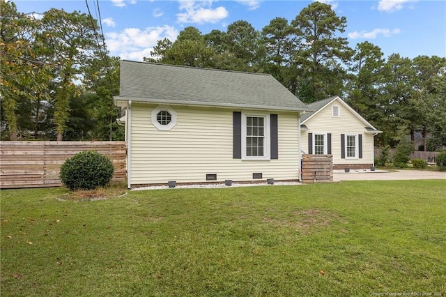 view of front facade with a front lawn