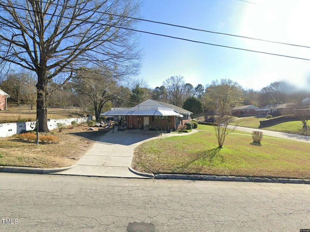 view of front facade featuring a front lawn