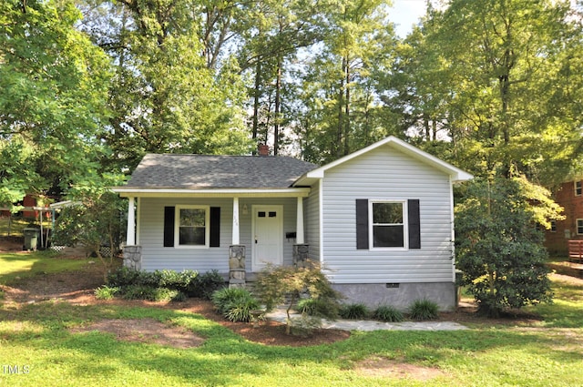 view of front of home featuring a porch and a front yard