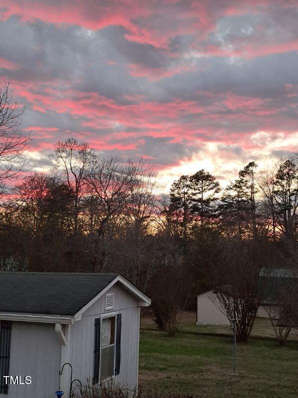 view of yard at dusk