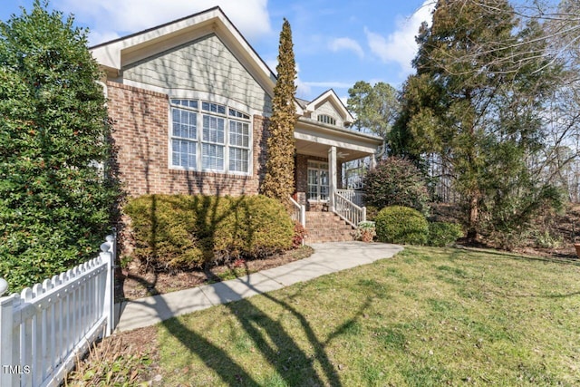 front facade featuring a front yard