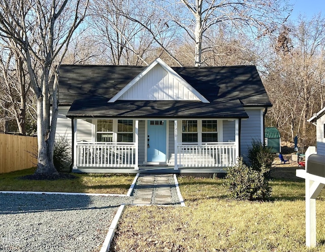 view of front facade featuring a front yard and covered porch