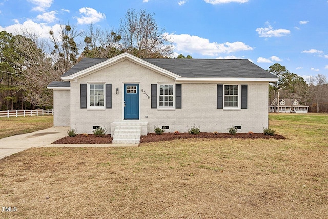 view of front of property featuring a front yard