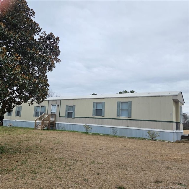 manufactured / mobile home featuring a front lawn