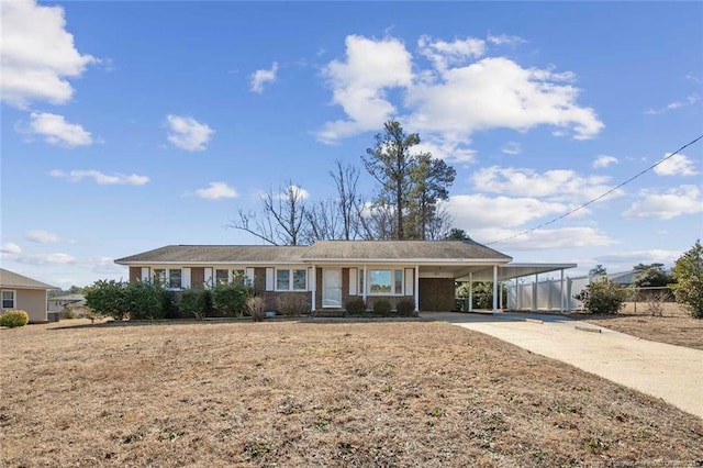 ranch-style house featuring a front lawn and a carport