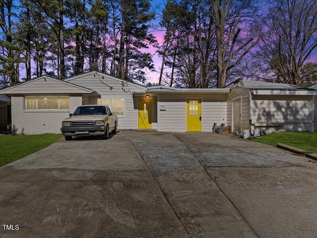 ranch-style home featuring a lawn