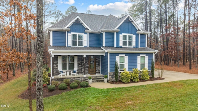 craftsman inspired home featuring a front yard and a porch