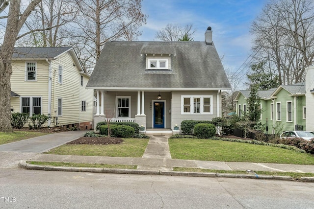 view of front of property featuring covered porch and a front lawn