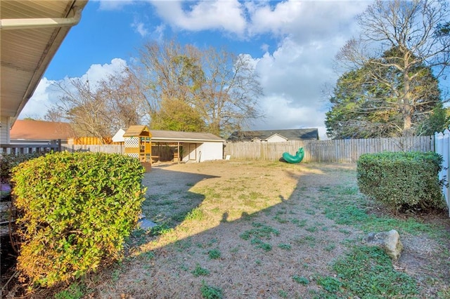 view of yard with an outbuilding