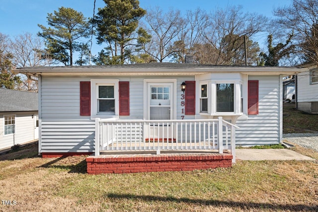 view of front of home featuring a front lawn