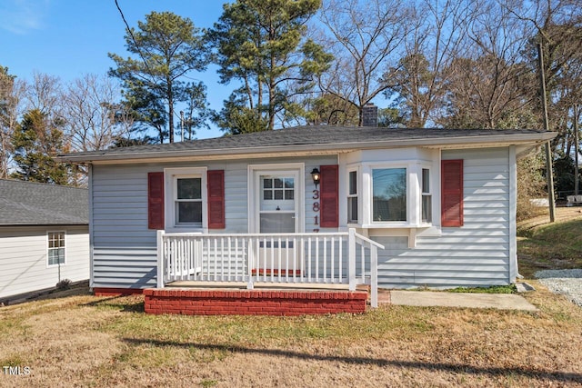 view of front facade with a front yard