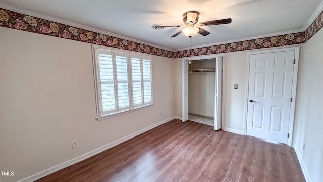 unfurnished bedroom featuring crown molding, ceiling fan, light hardwood / wood-style floors, and a closet