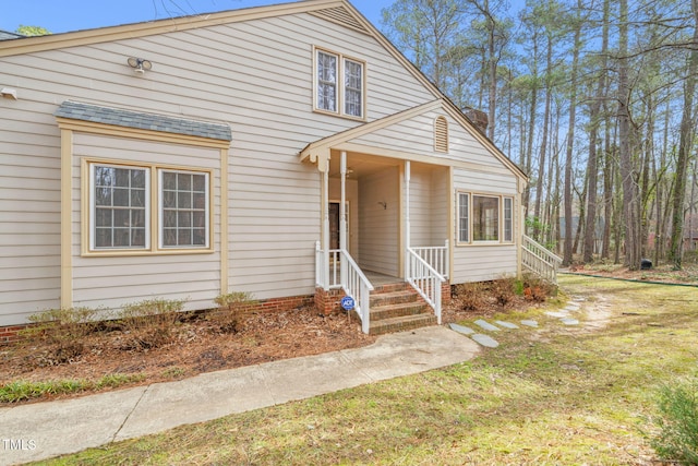 view of front of home featuring a front lawn