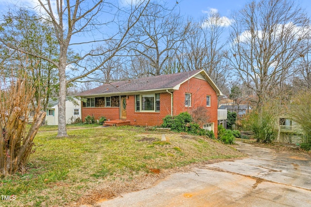 view of front of property featuring a front lawn