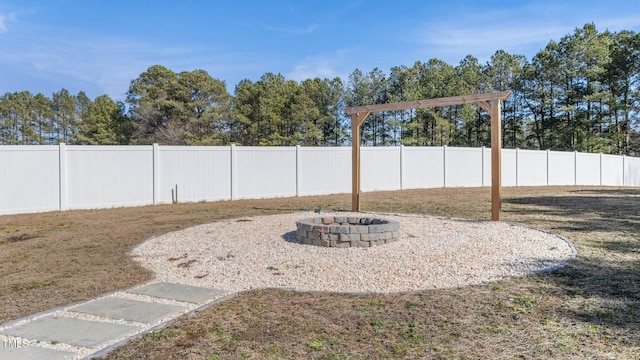 view of yard featuring an outdoor fire pit