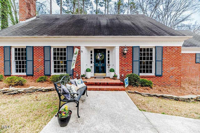 view of front of property featuring a front lawn