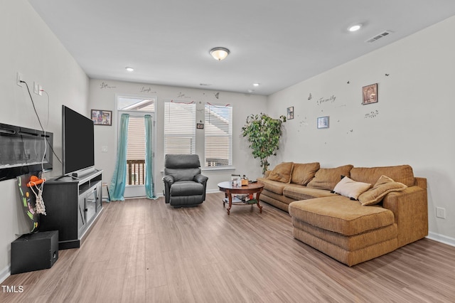 living area featuring light wood finished floors, recessed lighting, visible vents, and baseboards