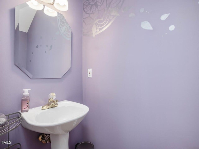 bathroom featuring sink