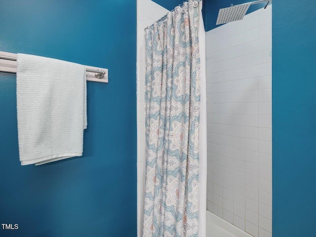 bathroom featuring a shower with shower curtain