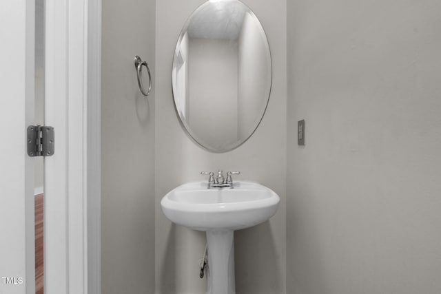 bathroom featuring sink