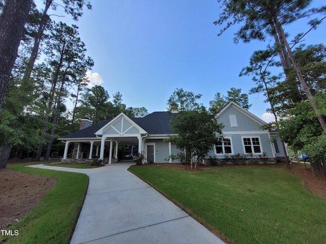 view of front of property featuring a front lawn