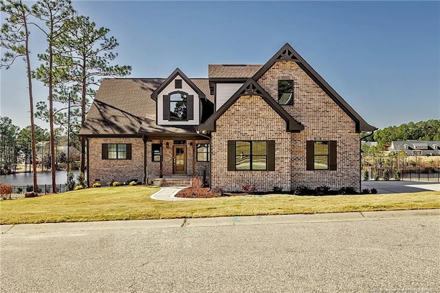 view of front facade featuring a front yard