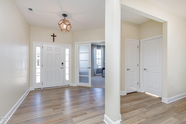 entryway featuring visible vents, baseboards, and light wood-type flooring