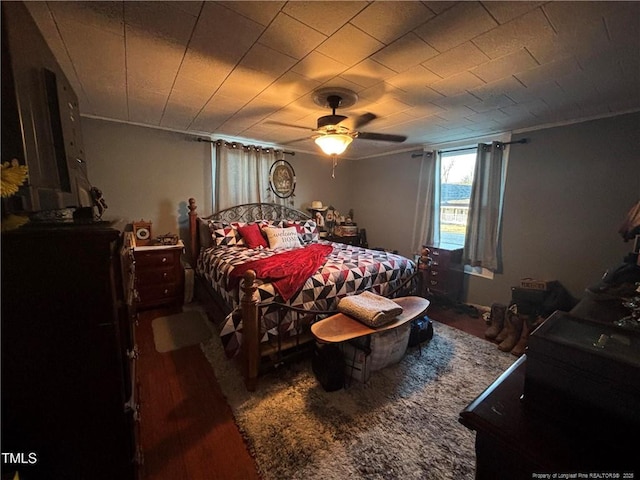 bedroom with ceiling fan