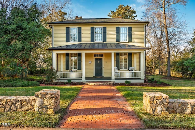 view of front of property featuring a porch and a front lawn