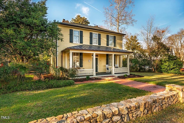 view of front facade featuring a porch and a front lawn