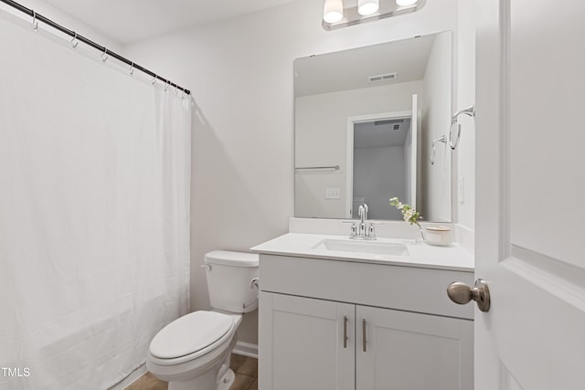 full bath featuring vanity, a shower with curtain, visible vents, baseboards, and toilet