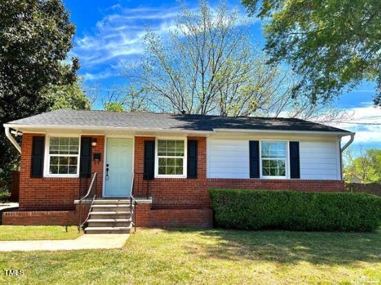 single story home with a front lawn