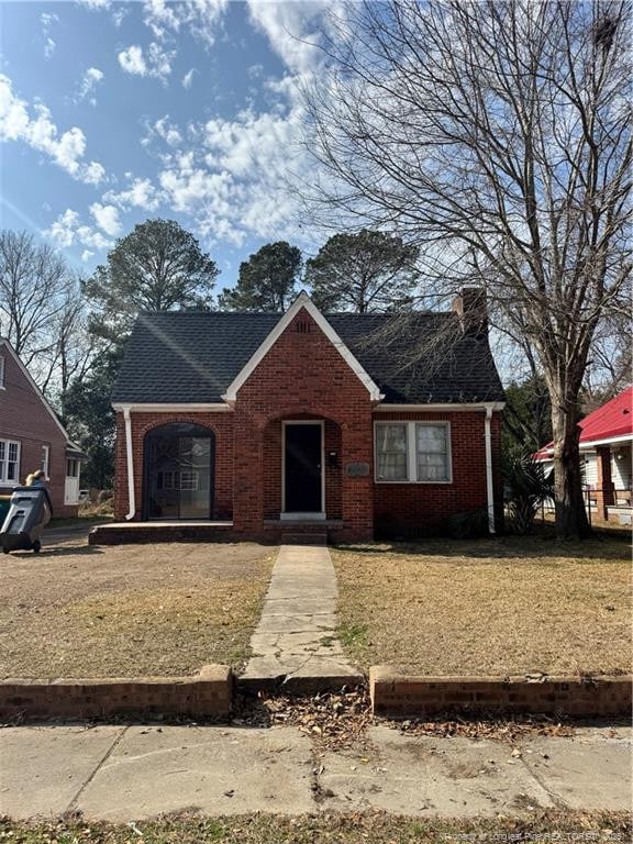 view of front of house featuring a front lawn