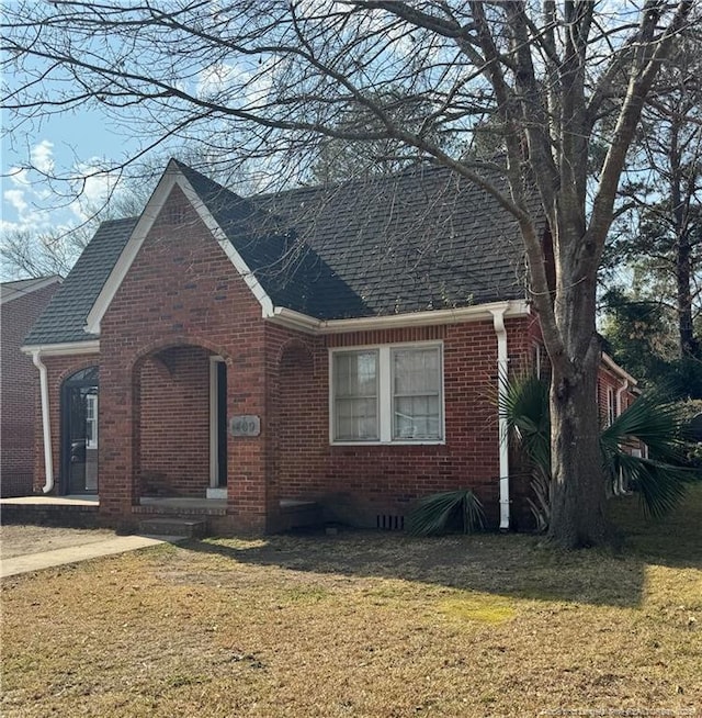 view of front of house featuring a front lawn