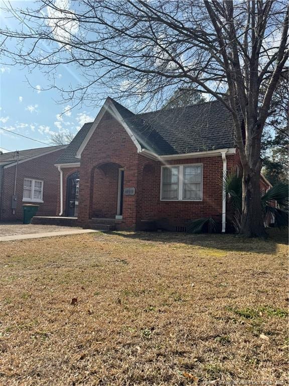 ranch-style home with a front yard