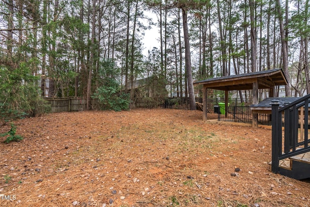 view of yard featuring an outdoor structure