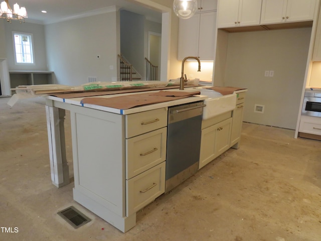 kitchen with sink, dishwasher, an island with sink, a notable chandelier, and pendant lighting