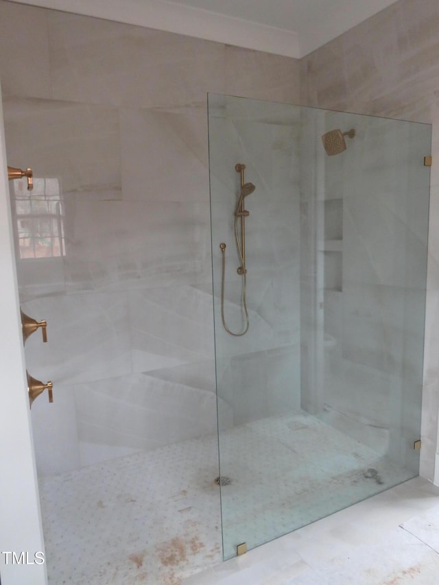 bathroom featuring tiled shower