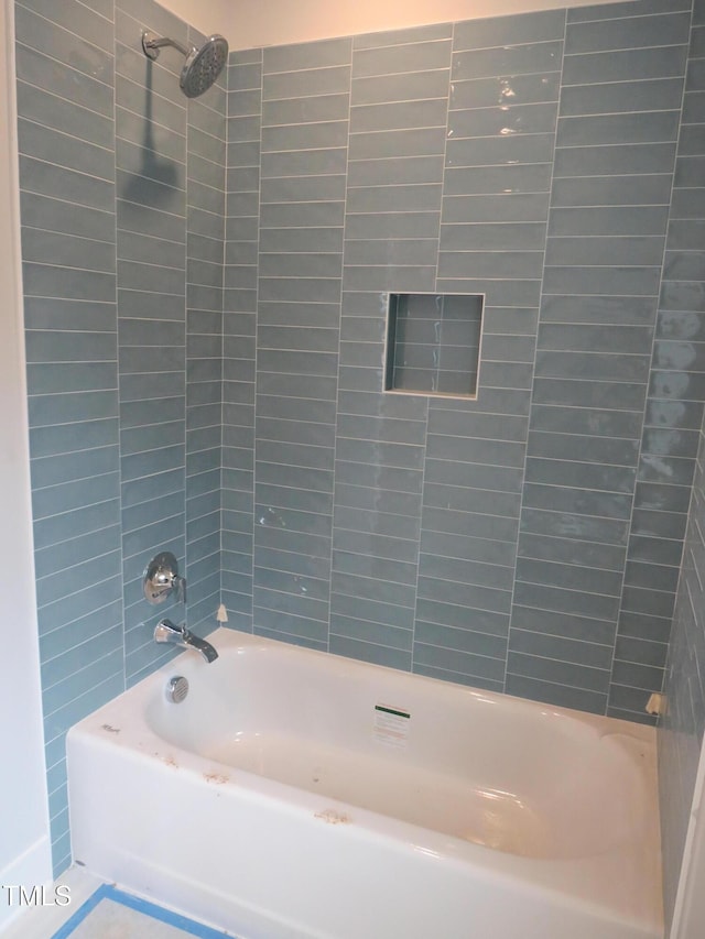 bathroom featuring tiled shower / bath combo