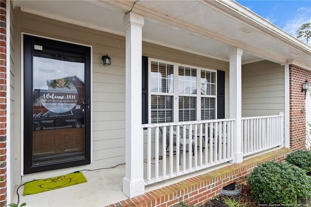 property entrance featuring a porch