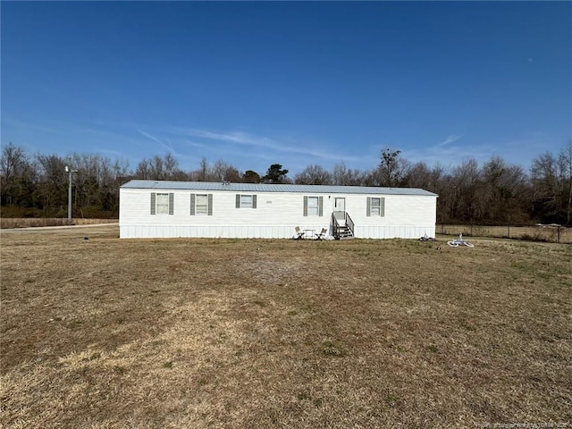 manufactured / mobile home with a front yard