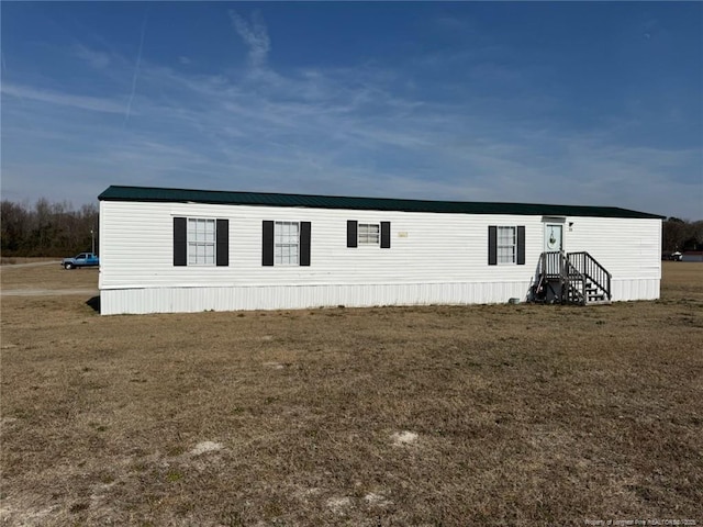 view of front facade featuring a front lawn